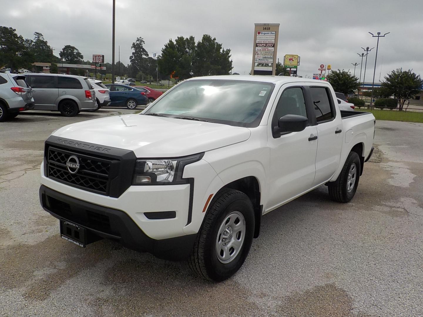 2024 White /Gray Nissan Frontier s (1N6ED1EJXRN) with an 3.8L V6 engine, Automatic transmission, located at 1617 W Church Street, Livingston, TX, 77351, (936) 327-3600, 30.710995, -94.951157 - ONE OWNER!! LOW MILES!! CREW CAB!! - Photo#3